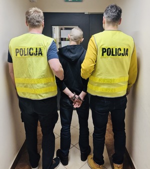 policjanci z zatrzymanym