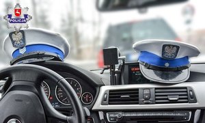 czapki policyjne w radiowozie