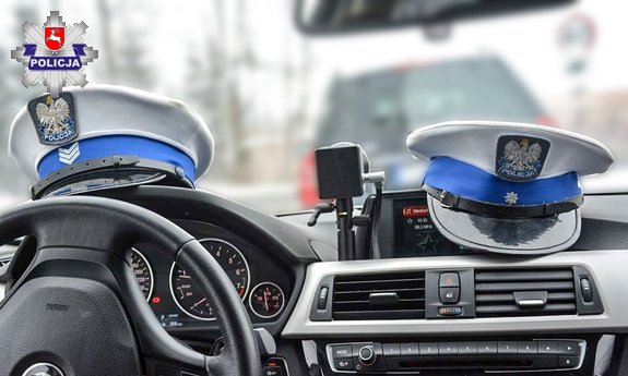 czapki policyjne w radiowozie