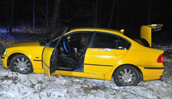 BMW koloru żółtego stojące w polu
