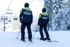 patrol policji na nartach na stoku