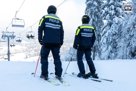 patrol policji na nartach na stoku