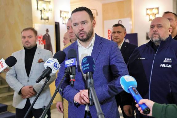 przed mikrofonami na konferencji prasowej stoi Wojewoda Lubelski po prawej Zastępca Komendanta Wojewódzkiego Policji w Lublinie