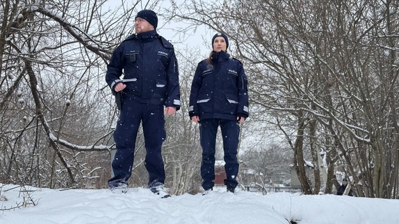 policjanci stojący na śniegu