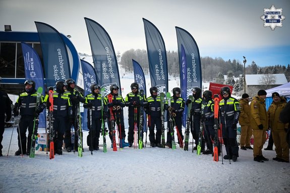 grupowe zdjęcie policjantów w służbowych mundurach z nartami