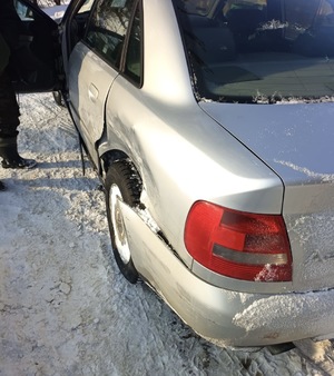 srebrny samochód audi z uszkodzeniami nad tylnym nadkolem