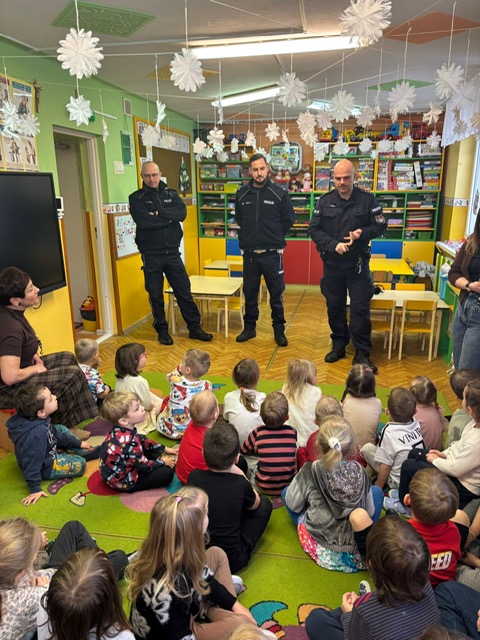 policjant dzielnicowy i policjant z wydziału ruchu drogowego podczas spotkania z dziećmi w przedszkolu.JPG