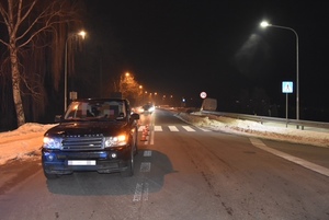 na lewym pasie jezdni stoi samochód marki Land Rover przodem do zdjęcia za nim widoczne jest przejście dla pieszych.JPG