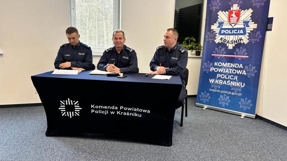 Komendanci przy stole odpraw