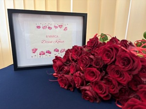 kwiaty i zdjęcie w ramce z napisem 8 marca Dzień Kobiet