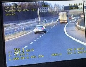 samochód osobowy na trasie ekspresowej