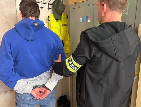 zatrzymany z policjantem stoją tyłem