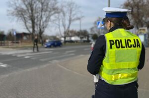 policjantka stoi przodem do ulicy