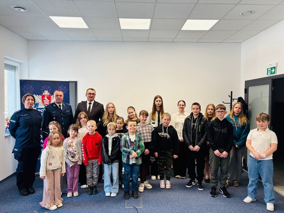 zdjęcie grupowe dzieci z konkursu Bezpieczna zima 2026.jpg