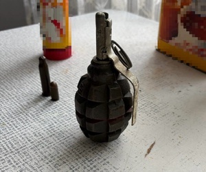 granat ćwiczebny  stojący na stole