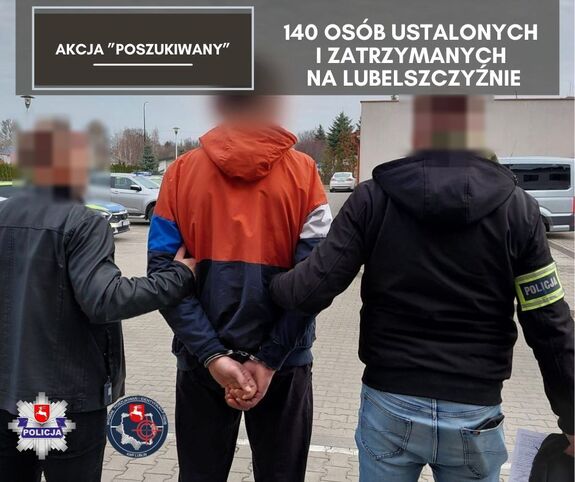 akcja poszukiwany policjanci stoją tyłem wraz z zatrzymanym