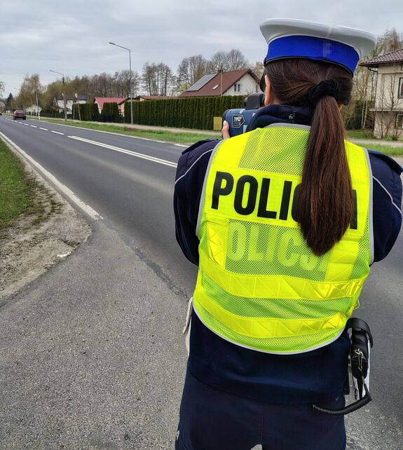 policjantka dokonuje pomiaru prędkości
