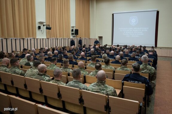 aula wykładowa pełna policjantów