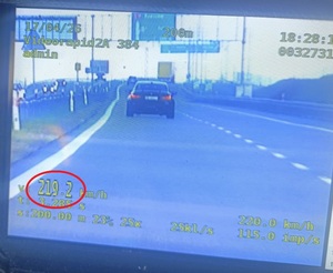 zapis pomiaru prędkości z wideo rejestratora na drodze ekspresowej