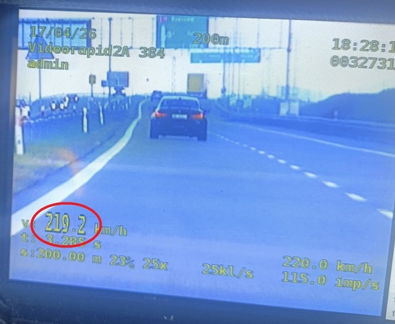 zapis pomiaru prędkości z wideo rejestratora na drodze ekspresowej