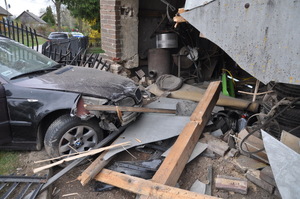 samochód stoi wśród zniszczonych elementów budynku