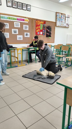 uczestnik konkursu przeprowadza na manekinie RKO