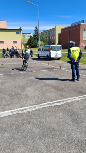 policjant ocenia uczestnika kończącego tor przeszkód BRD