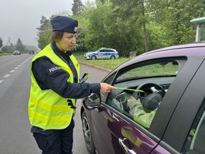policjantka wręcza odblask kierowcy