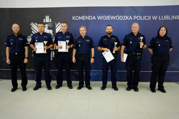 pierwszy zastępca Komendanta Wojewódzkiego Policji w Lublinie stoi wśród laureatów konkursu dzielnicowy roku