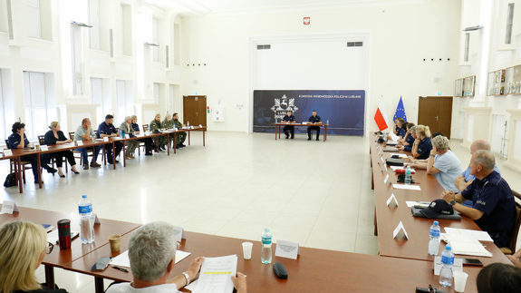 spotkanie w Komendzie Wojewódzkiej Policji w którym biorą udział funkcjonariusze policji straży granicznej i pracownicy szkół