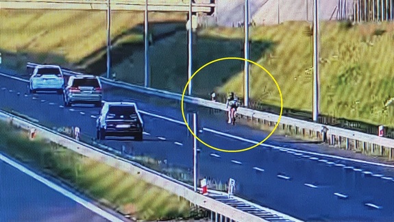 Rowerzysta poruszającym się po pasie drogi S-19.