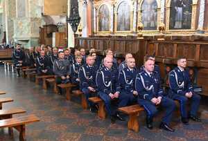 policjanci kraśniccy siedzą na mszy w kościele