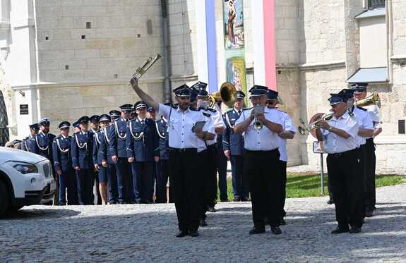 orkiestra prowadzi szyk policjantów