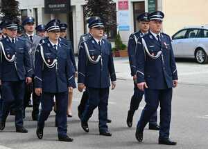 policjanci idą ulicą w szyku