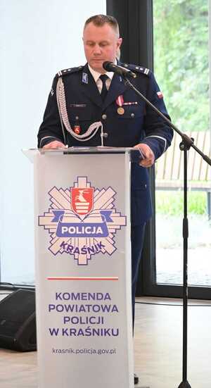Komendant Powiatowy Policji w Kraśniku przemawia przy mównicy
