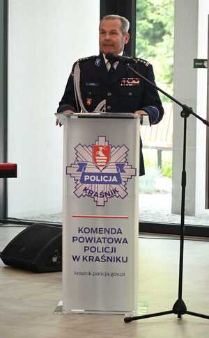 przy mównicy przemawia Pierwszy Zastępca Komendanta Wojewódzkiego Policji w Lublinie