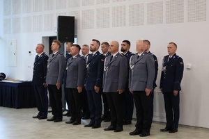 policjanci awansowi stoją w szyku