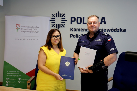 komendant wojewódzki policji wspólnie z panią dyrektor pfron trzymają podpisane porozumienie