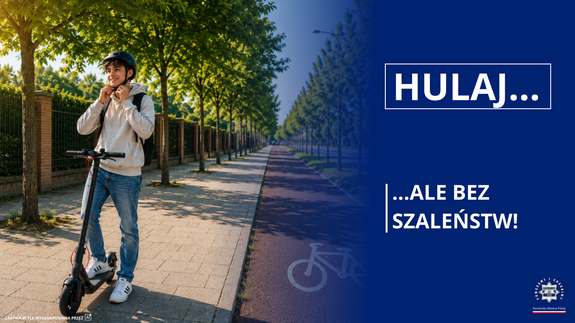chłopak stoi przy hulajnodze i zapina kask