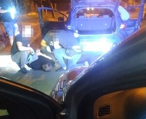 policjanci podczas zatrzymania mężczyzny