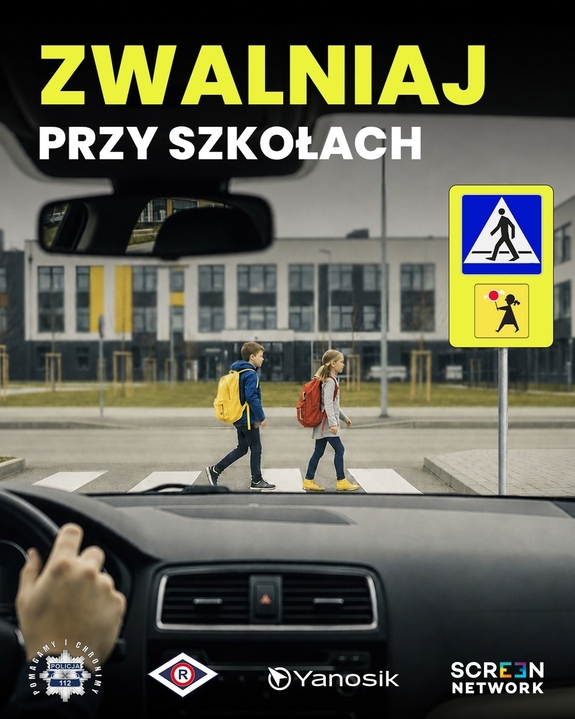plakat akcji zwalniaj przy szkołach na którym widać przechodzące dzieci przez przejście w pobliżu szkoły