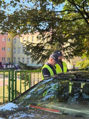 policjanci kontrolują samochód przy szkole