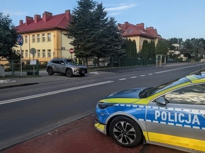 radiowóz podczas kontroli przy szkole