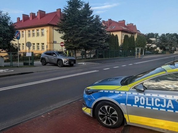 radiowóz podczas kontroli przy szkole