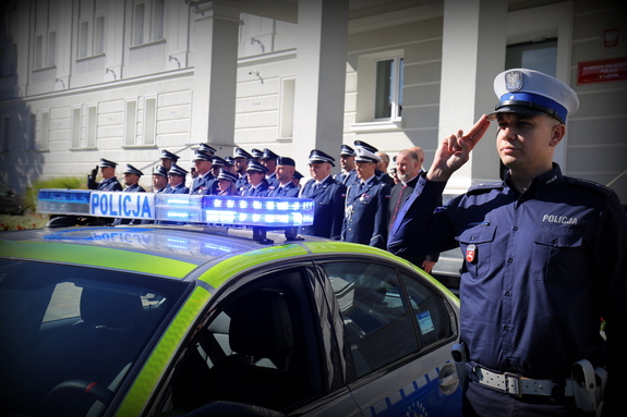 policjant przy radiowozie