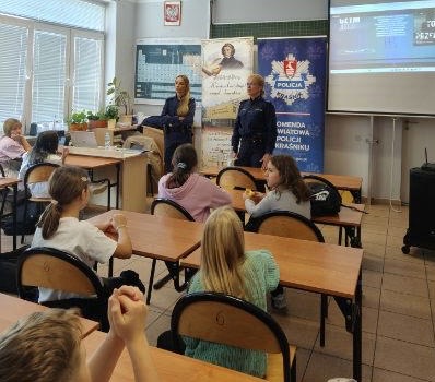 policjantki w klasie z dziećmi