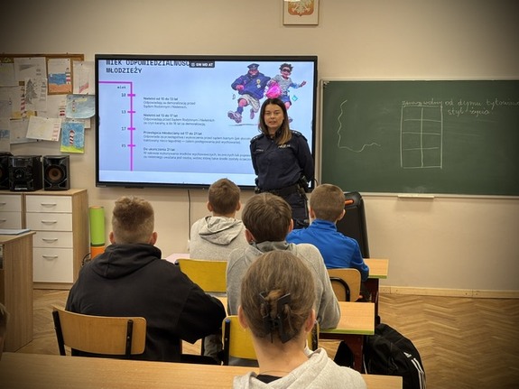 policjantka stoi przed uczniami w klasie