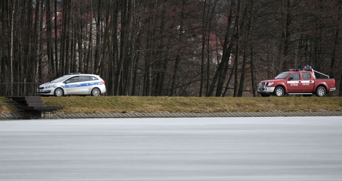 Zdjęcie tafli lodu i patrolu straży pożarnej i policji 