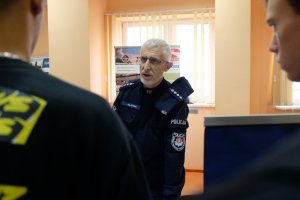 policjant rozmawia z uczestnikami targów