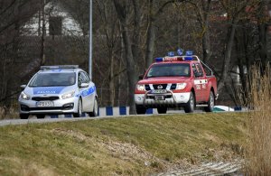 Zdjęcie patrolu i straży pożarnej koło zalewu